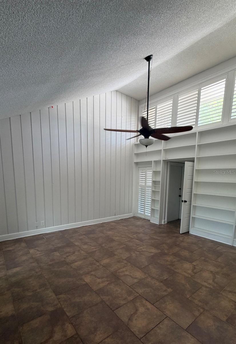 Image 6 of 25 For 211 Crown Oaks Way N-a