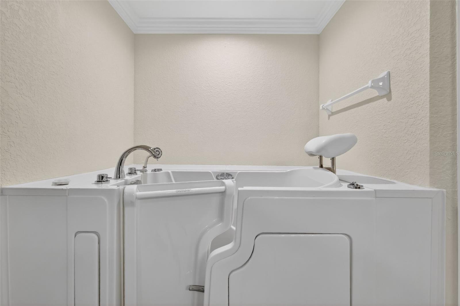 Image 10 of 24 For 2294 Knollwood Drive