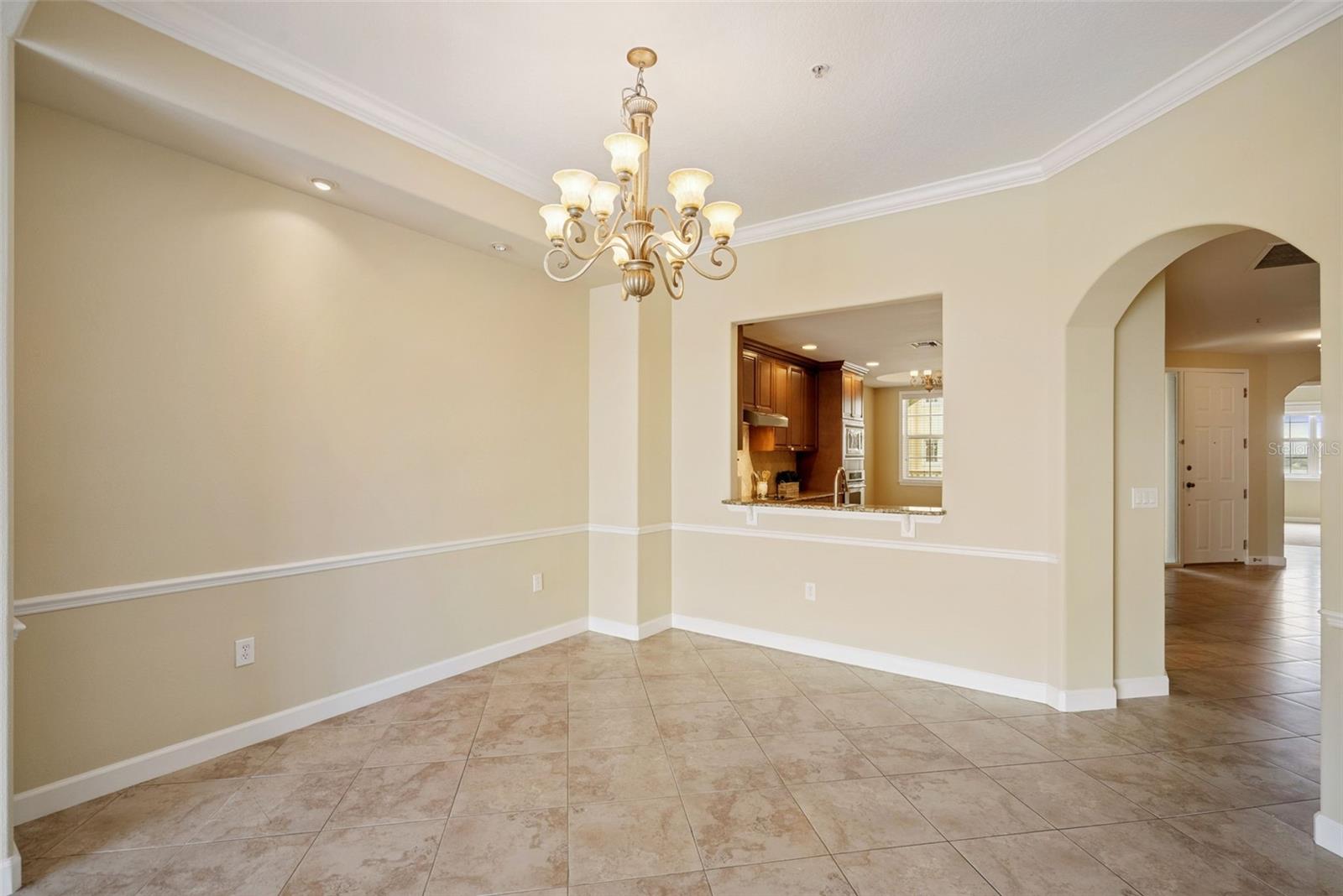 Listing photo id 11 for 8743 The Esplanade  34