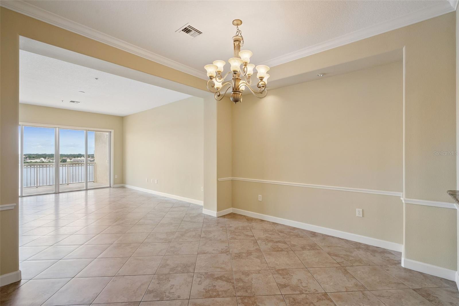 Listing photo id 12 for 8743 The Esplanade  34
