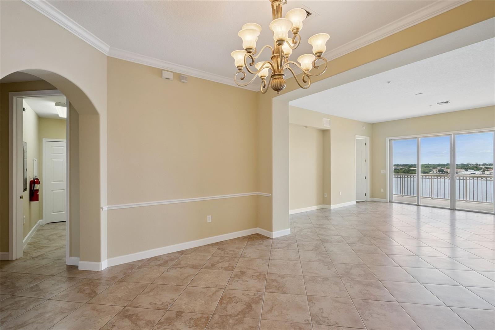Listing photo id 13 for 8743 The Esplanade  34