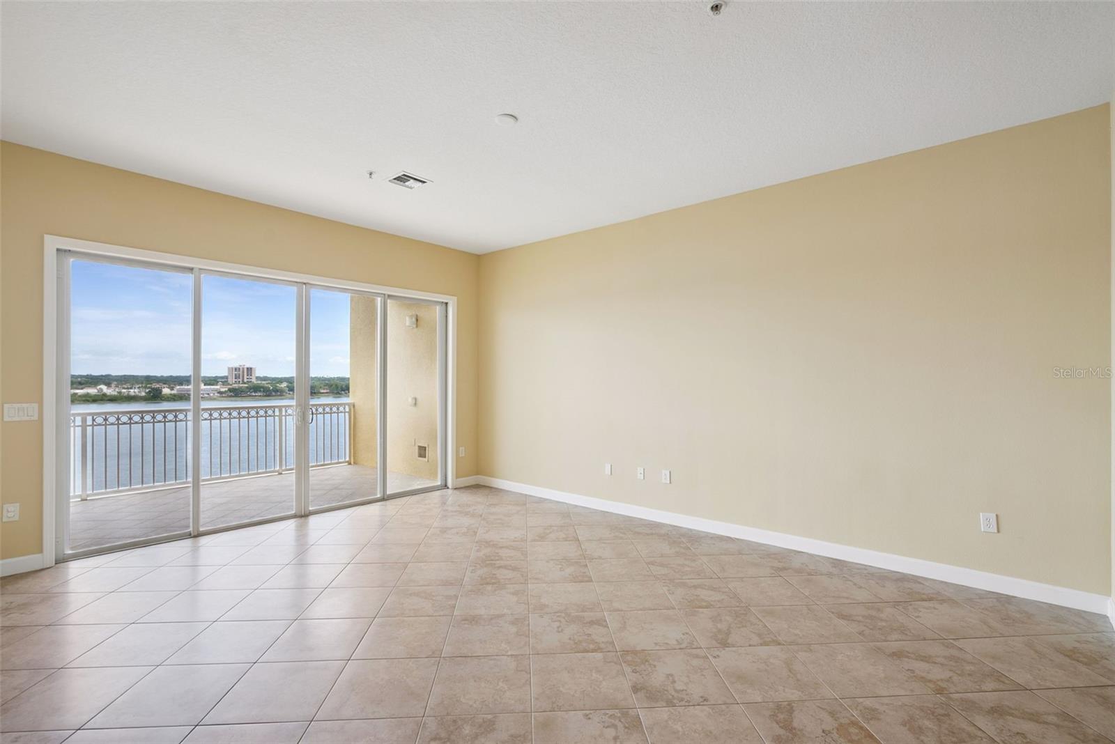 Listing photo id 16 for 8743 The Esplanade  34