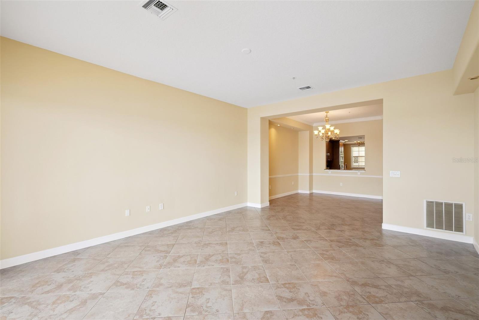 Listing photo id 18 for 8743 The Esplanade  34