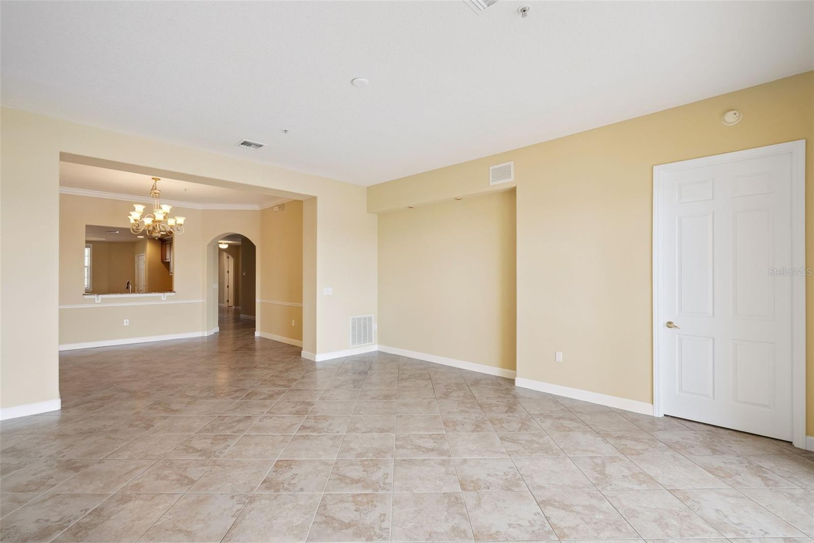Listing photo id 19 for 8743 The Esplanade  34