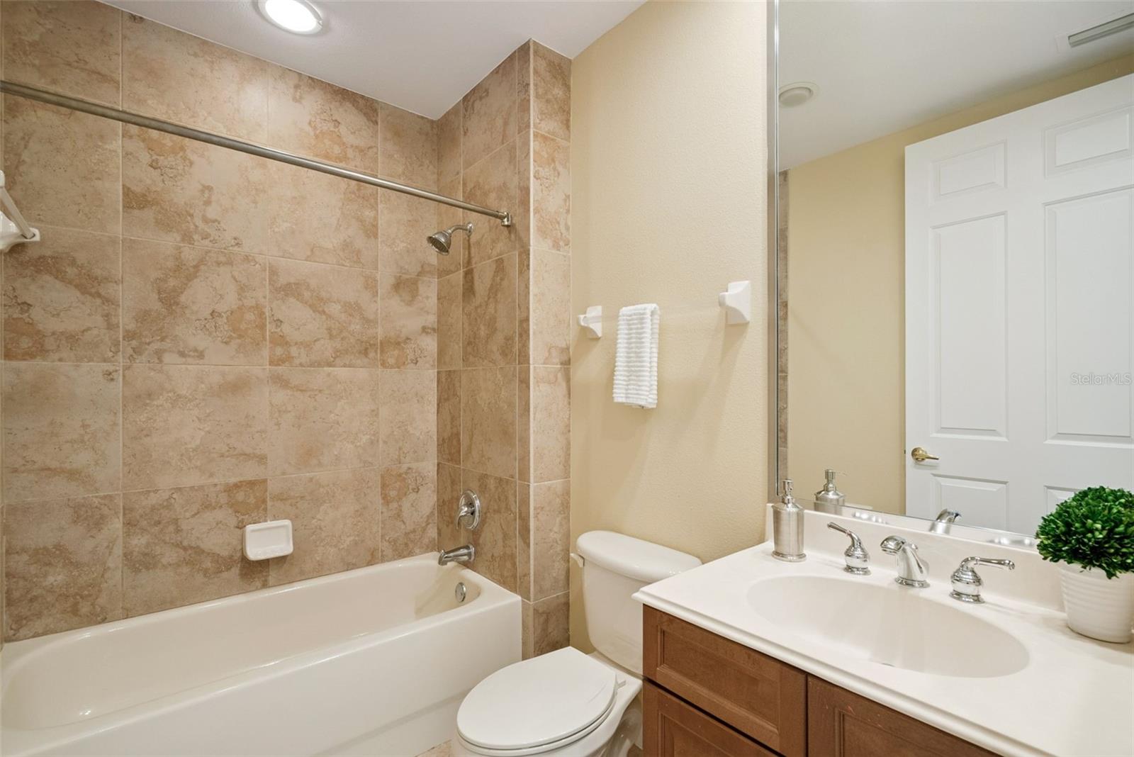 Listing photo id 35 for 8743 The Esplanade  34