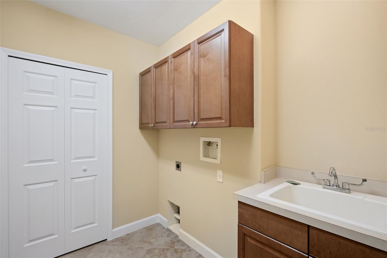 Listing photo id 36 for 8743 The Esplanade  34