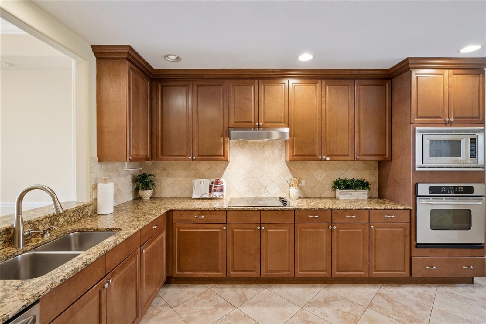 Listing photo id 2 for 8743 The Esplanade  34