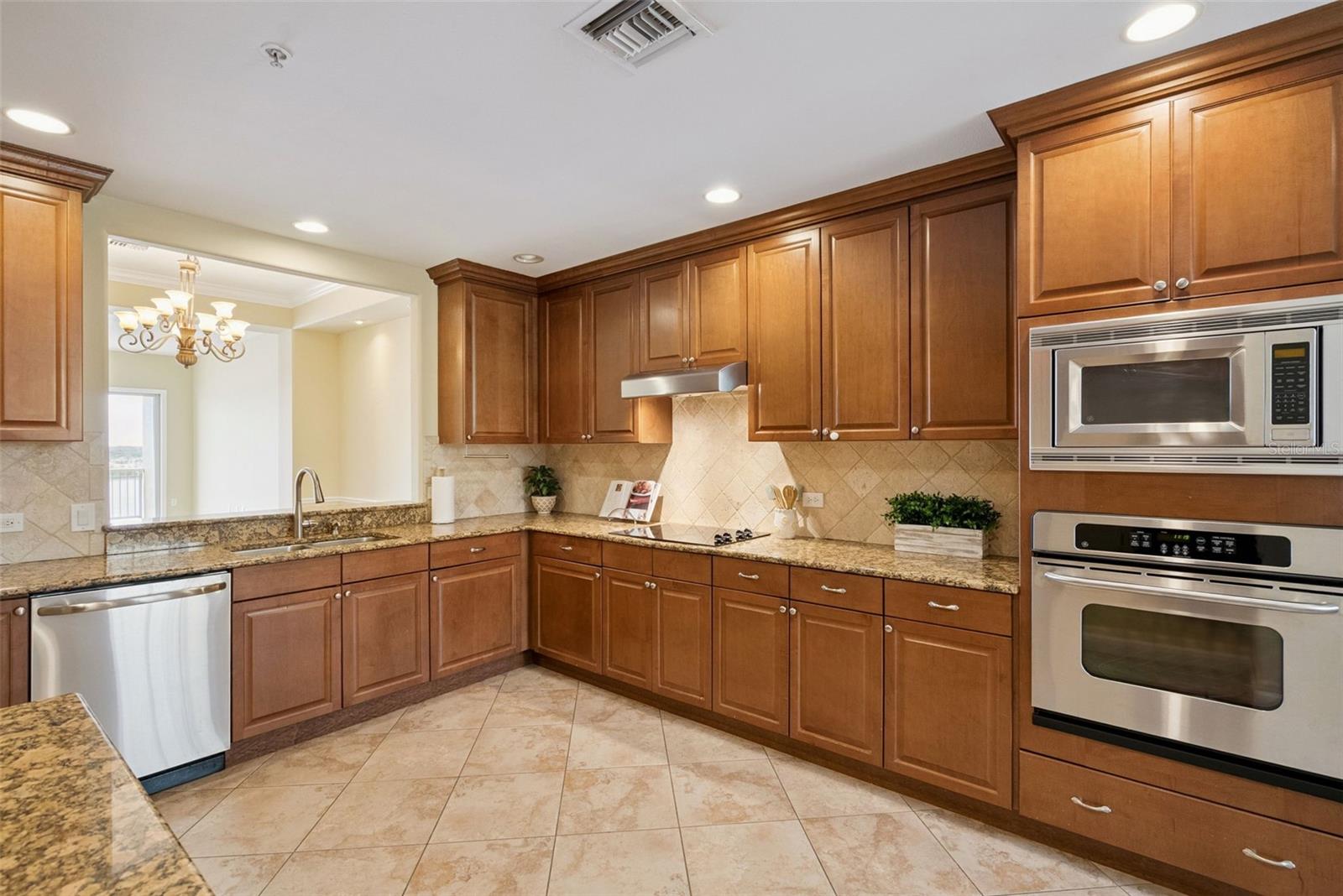 Listing photo id 3 for 8743 The Esplanade  34
