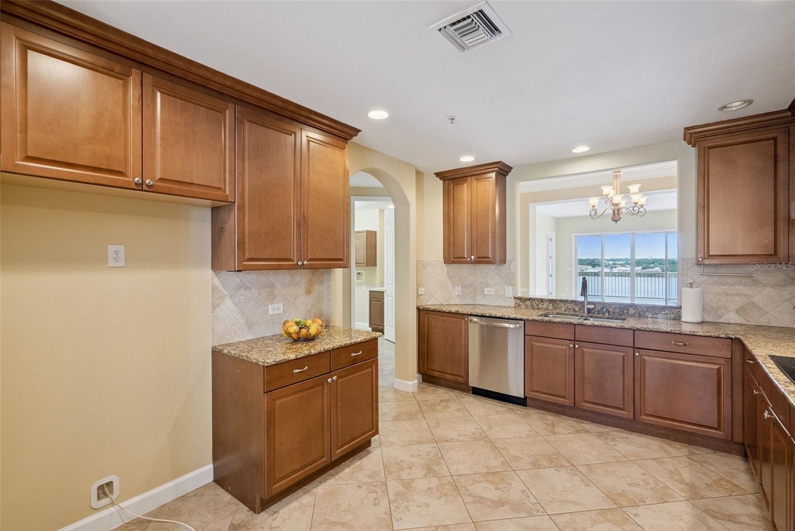 Listing photo id 4 for 8743 The Esplanade  34