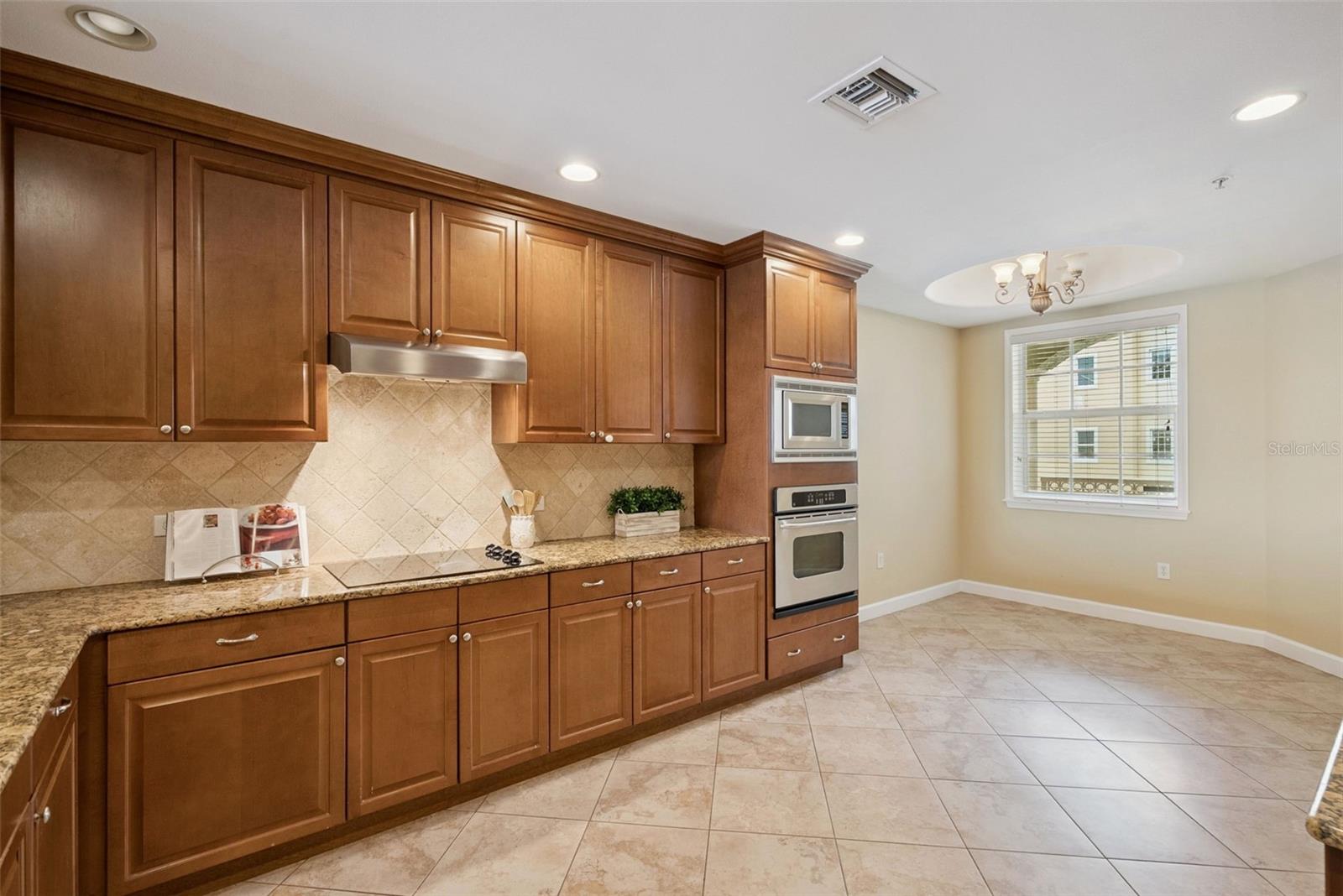 Listing photo id 5 for 8743 The Esplanade  34