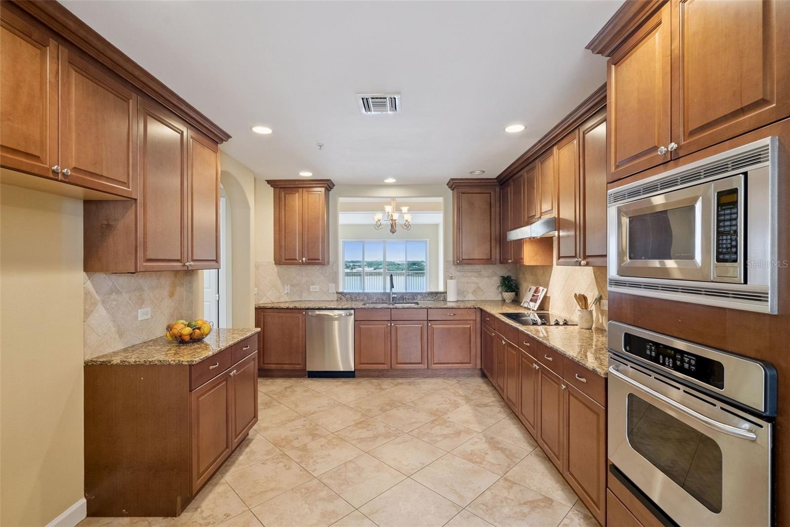 Listing photo id 6 for 8743 The Esplanade  34