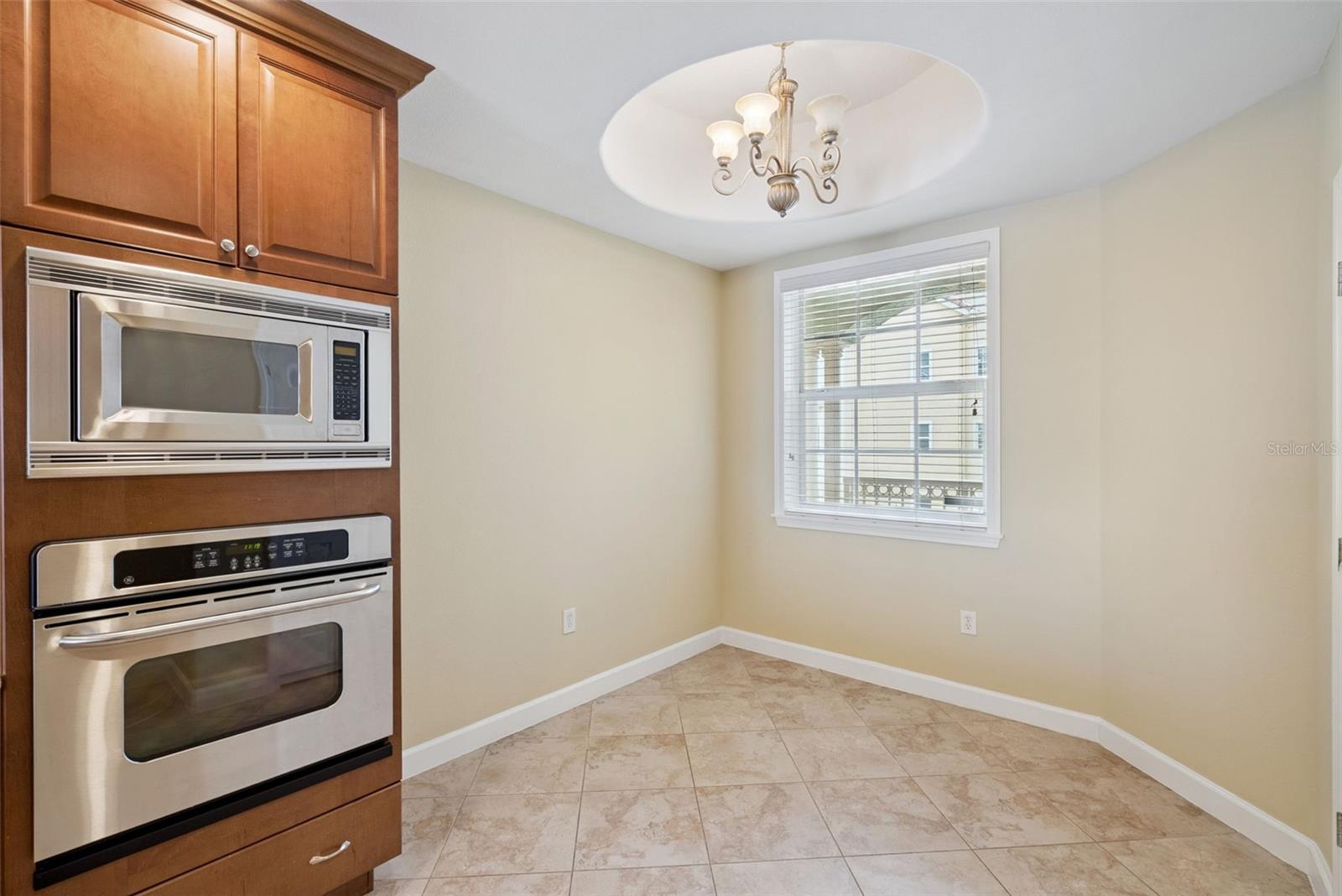 Listing photo id 7 for 8743 The Esplanade  34