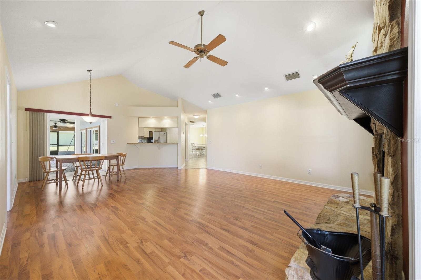 Listing photo id 10 for 4263 Stafford Drive