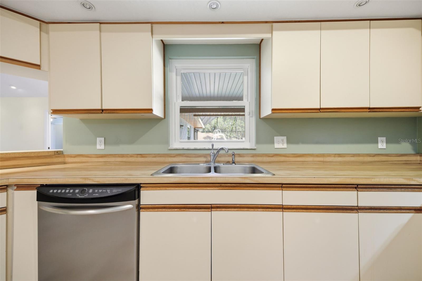 Listing photo id 12 for 4263 Stafford Drive