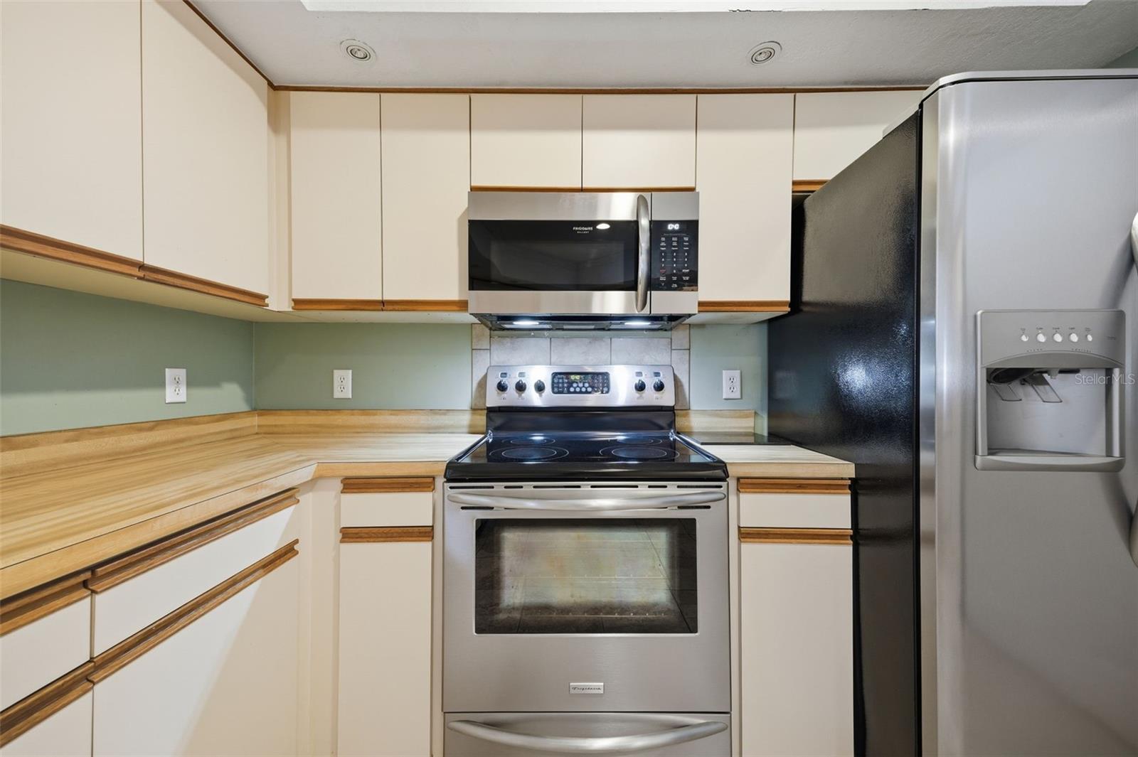 Listing photo id 13 for 4263 Stafford Drive