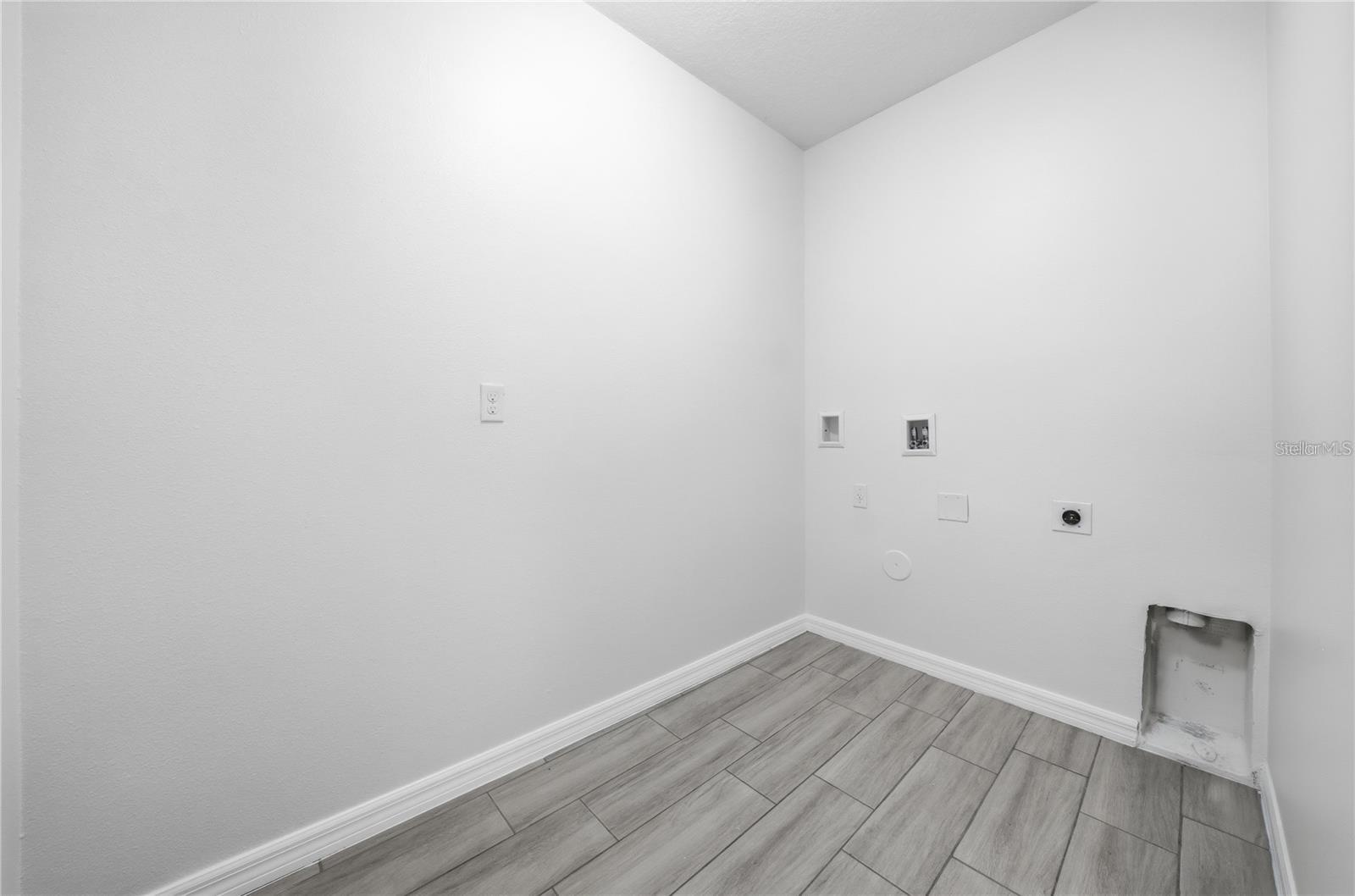 Image 16 of 22 For 547 Hartford Heights Street