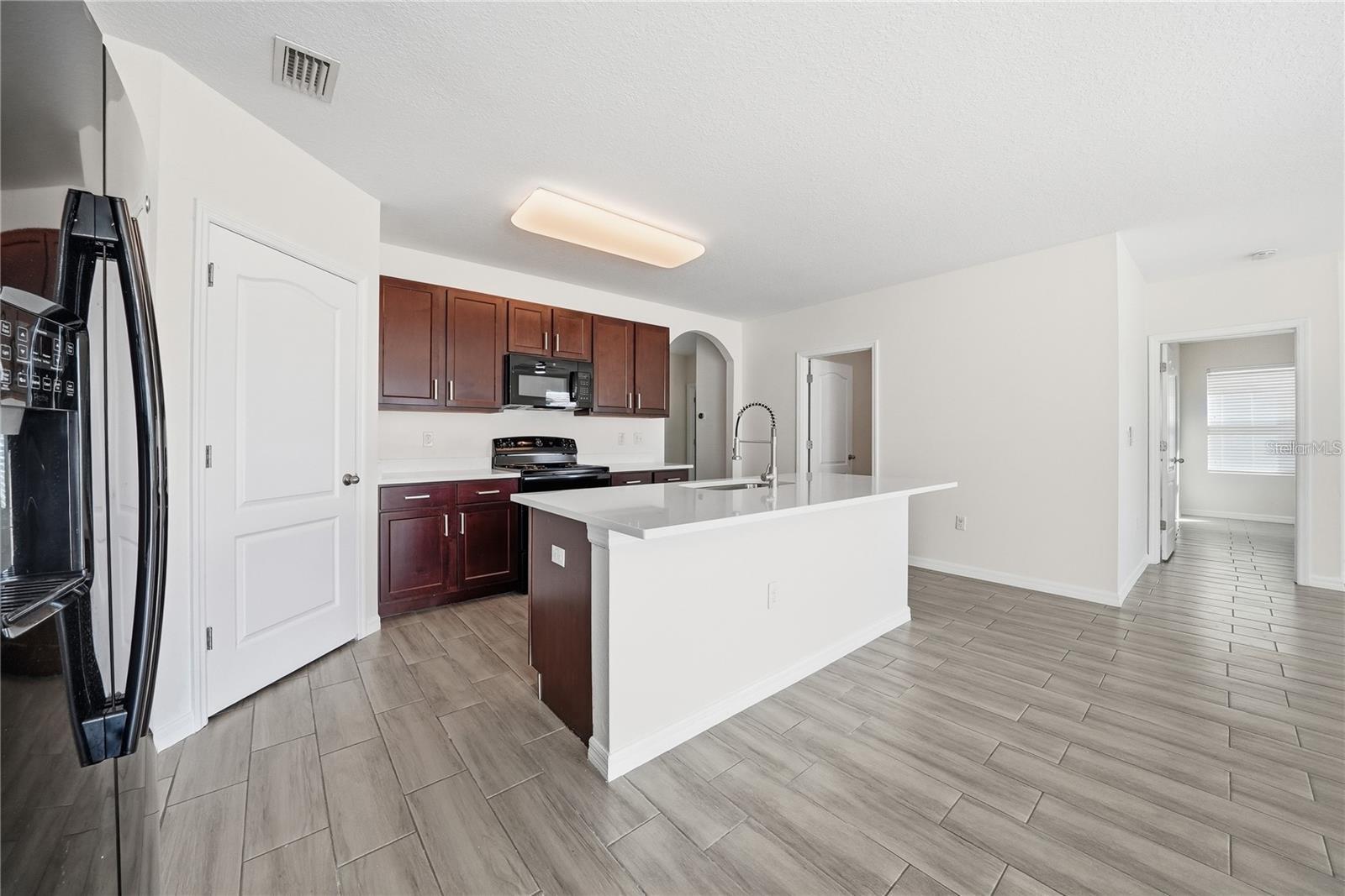 Image 3 of 22 For 547 Hartford Heights Street