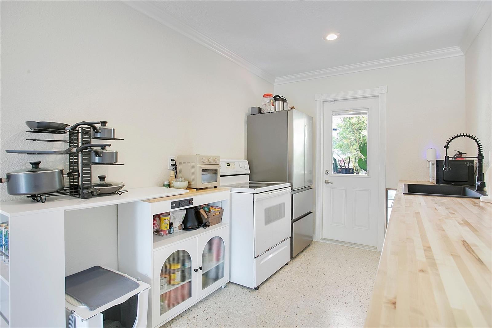 Image 10 of 25 For 719 Mount Vernon Street 7