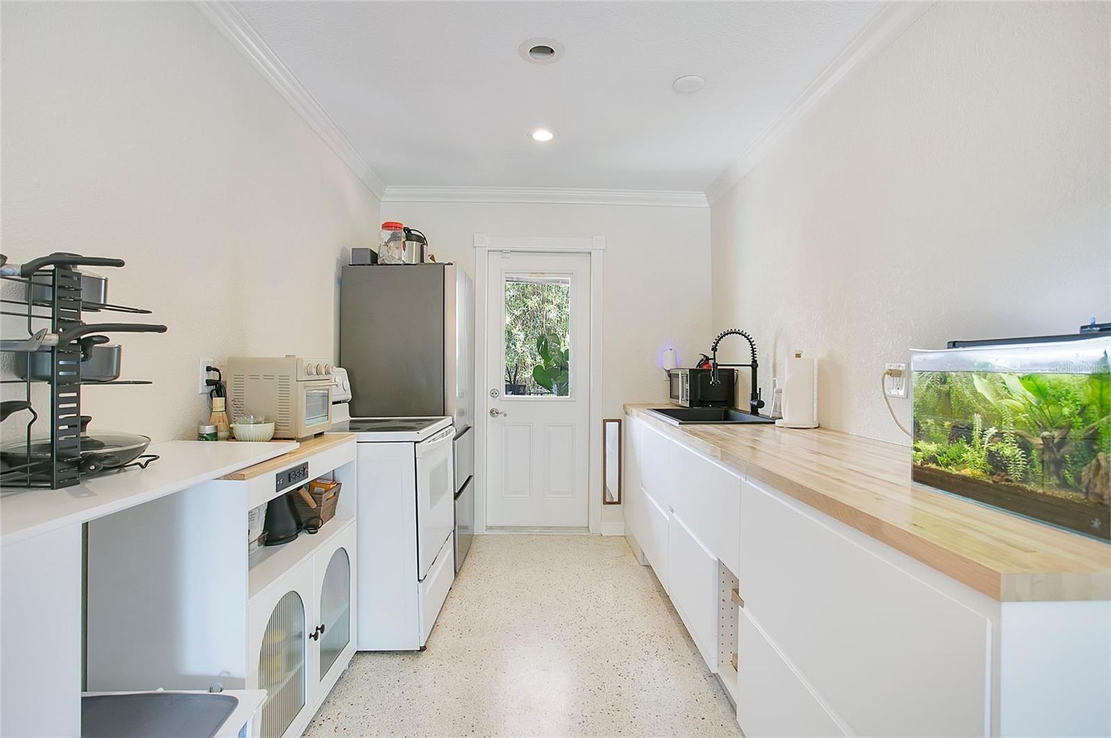 Image 11 of 25 For 719 Mount Vernon Street 7