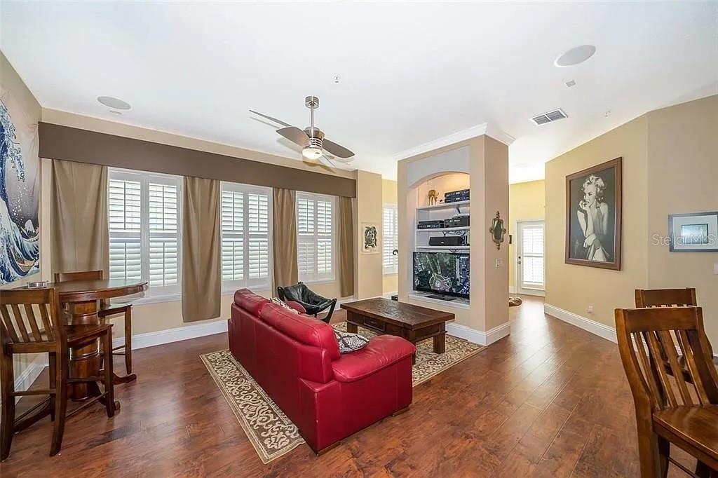 Listing photo id 11 for 5310 Horton Lane