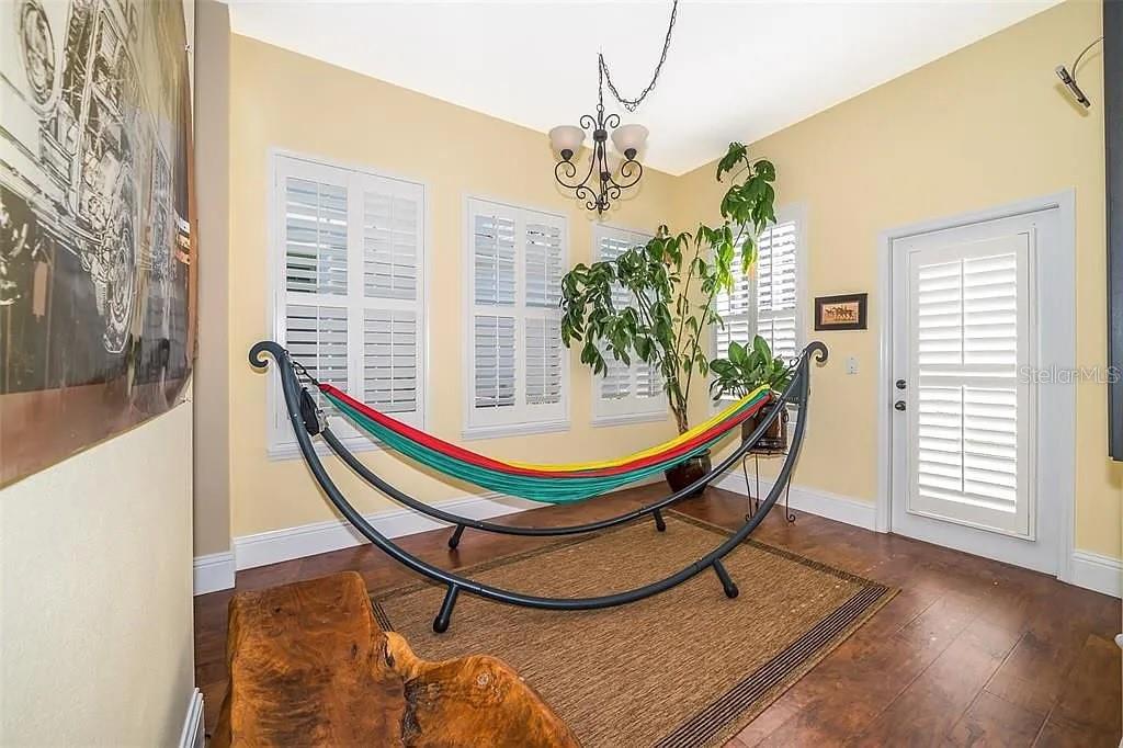 Listing photo id 12 for 5310 Horton Lane