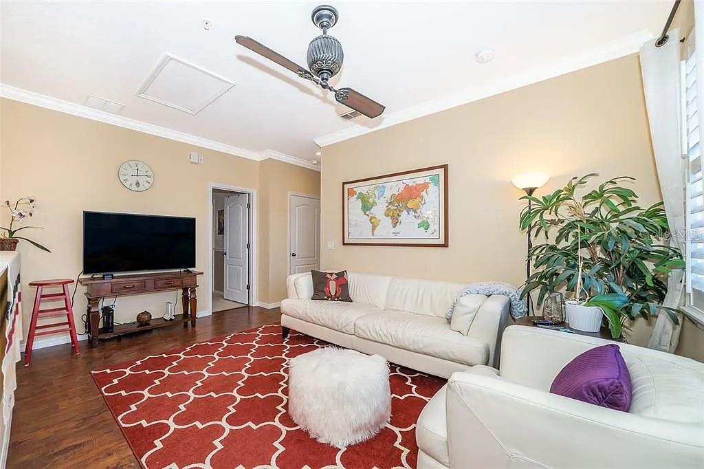Listing photo id 15 for 5310 Horton Lane