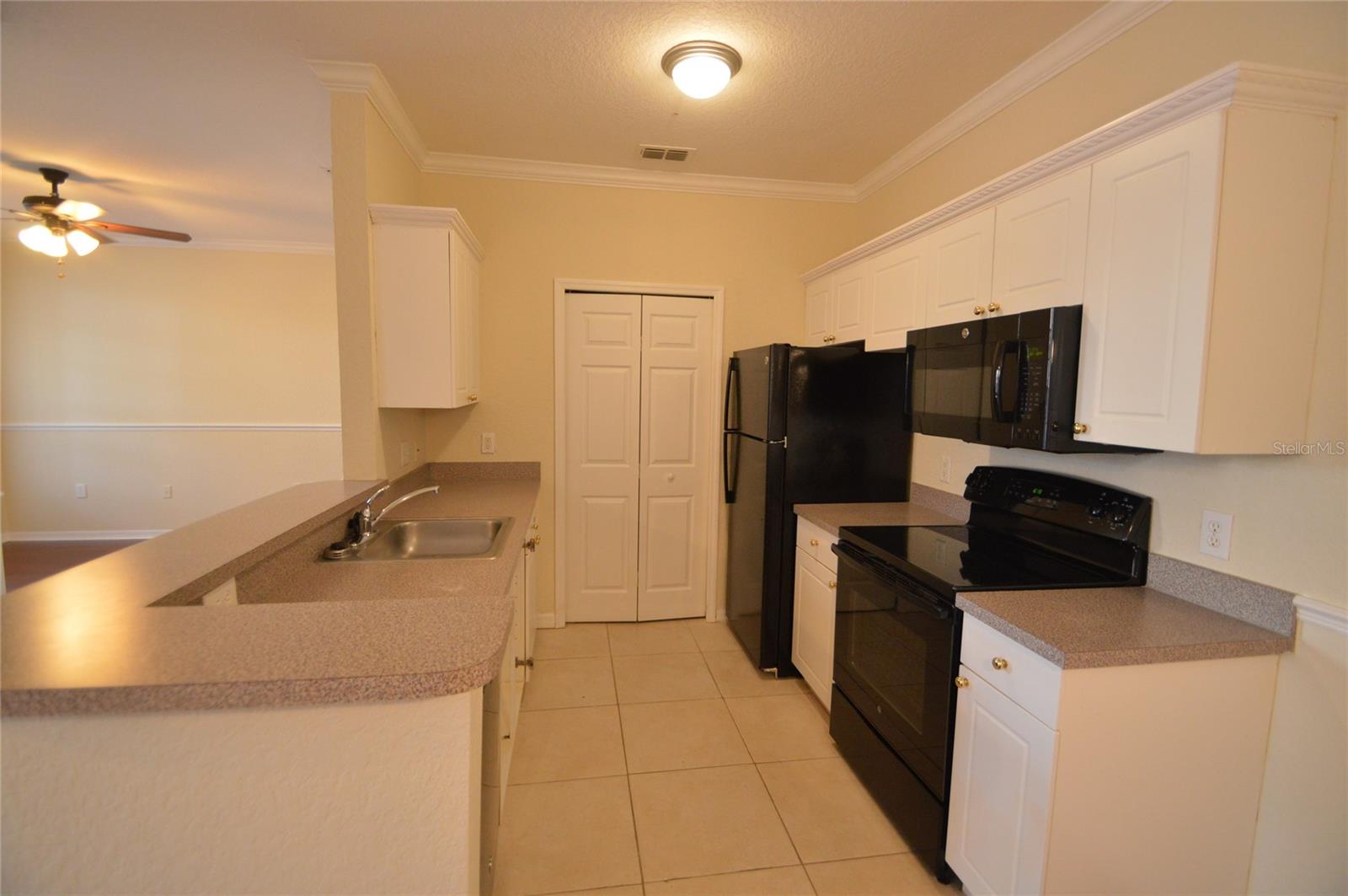 Image 2 of 9 For 852 Grand Regency Point 100