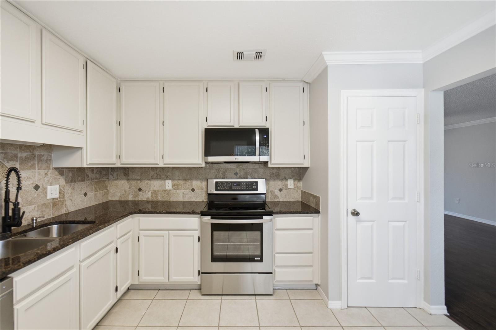 Image 10 of 22 For 4304 Clubside Drive 4304