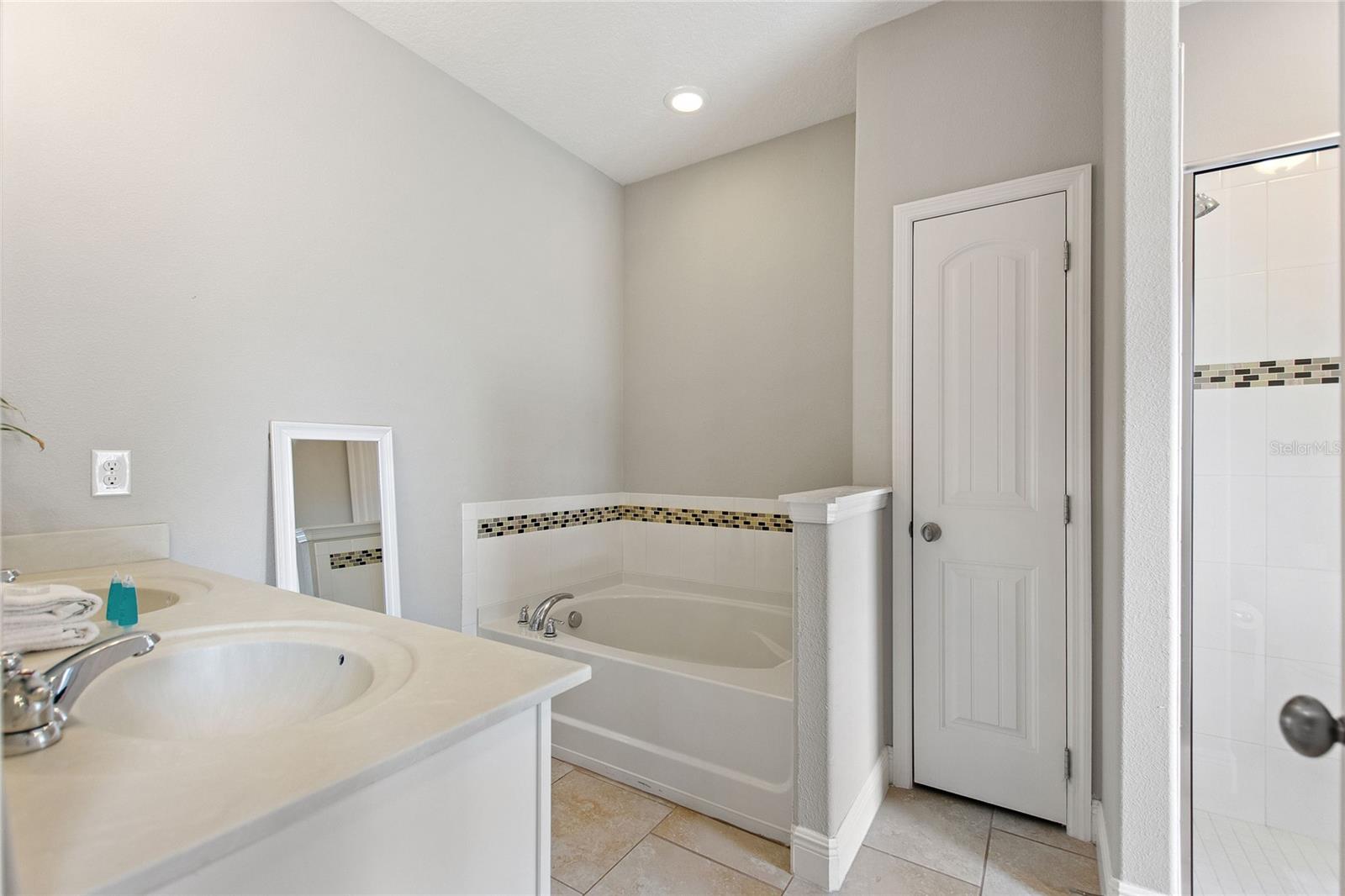 Image 19 of 41 For 5368 Oakbourne Avenue