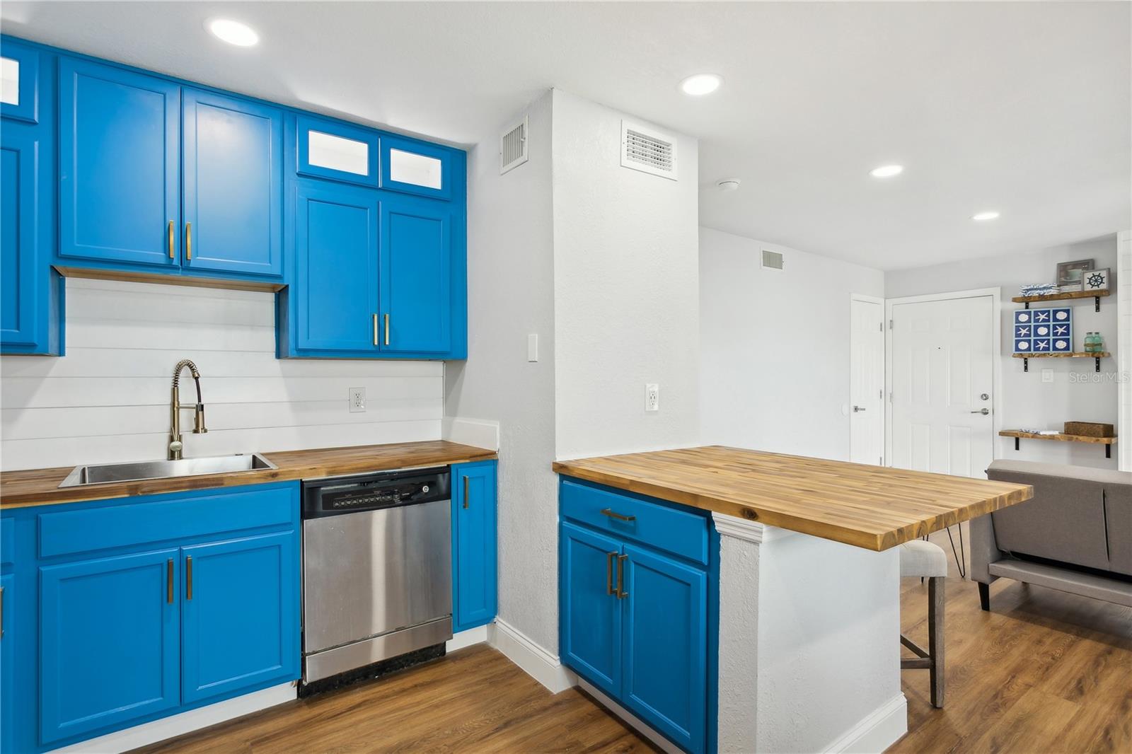 Image 13 of 34 For 265 Seahorse Drive Se B