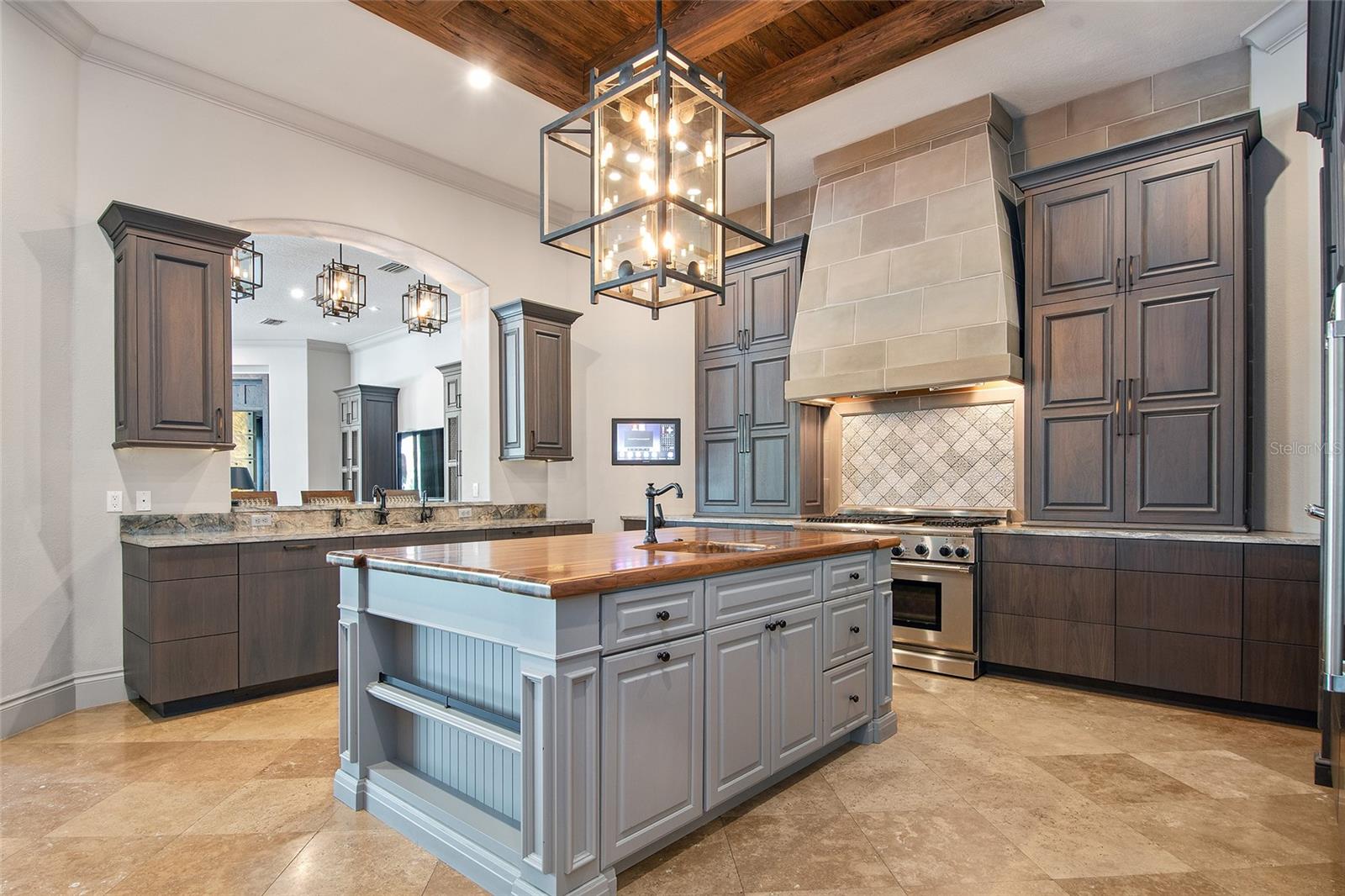 Listing photo id 15 for 9349 Tibet Pointe Circle