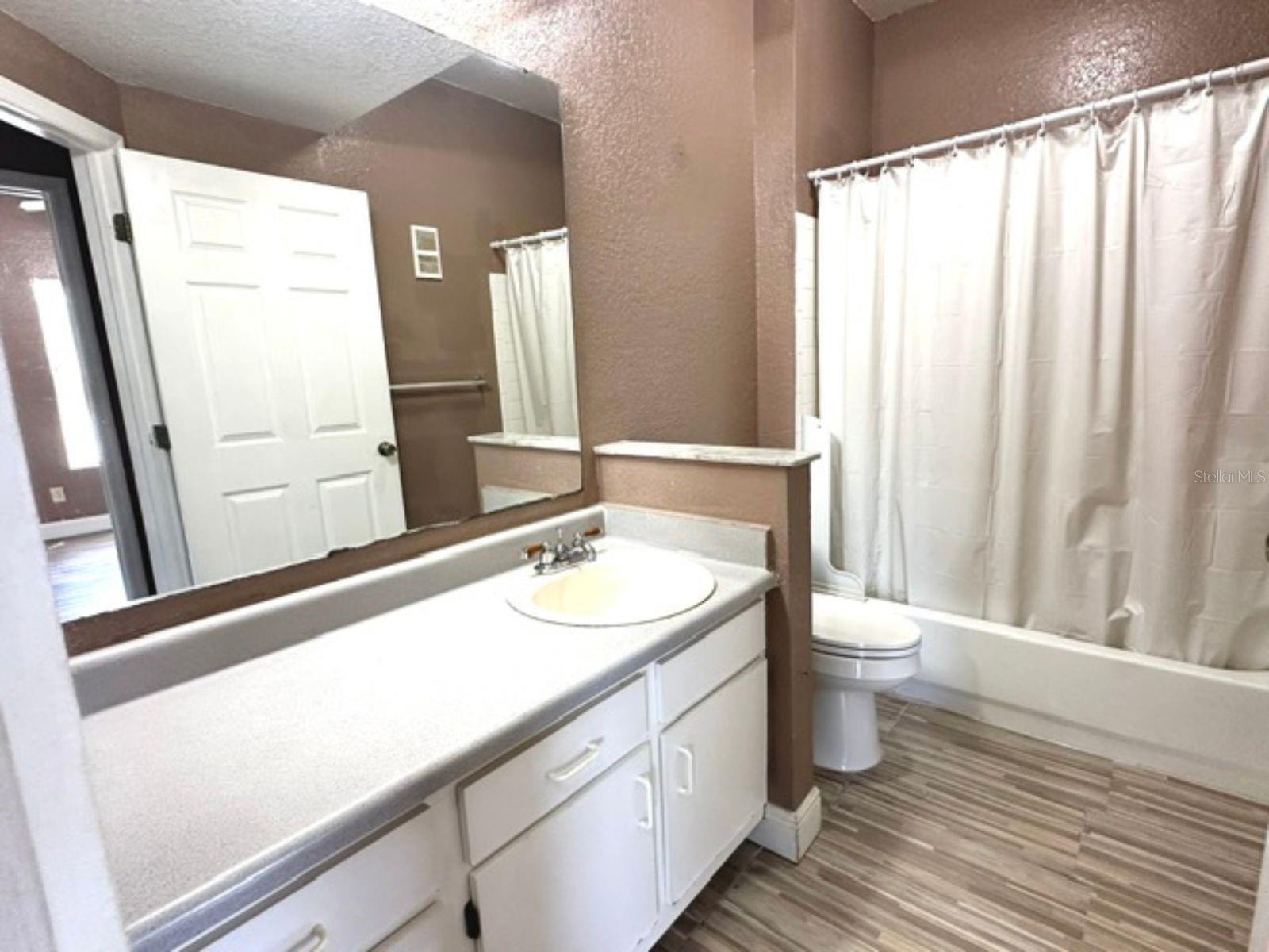 Image 20 of 32 For 822 Camargo Way 204