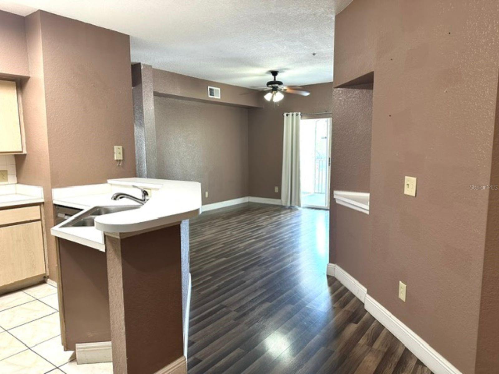 Image 7 of 32 For 822 Camargo Way 204