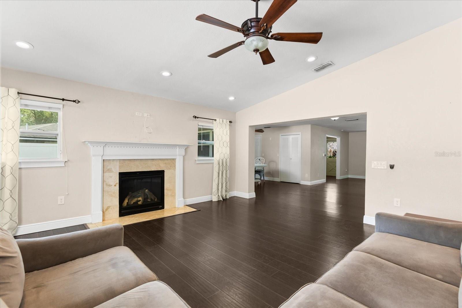 Image 10 of 39 For 910 Gamewell Avenue