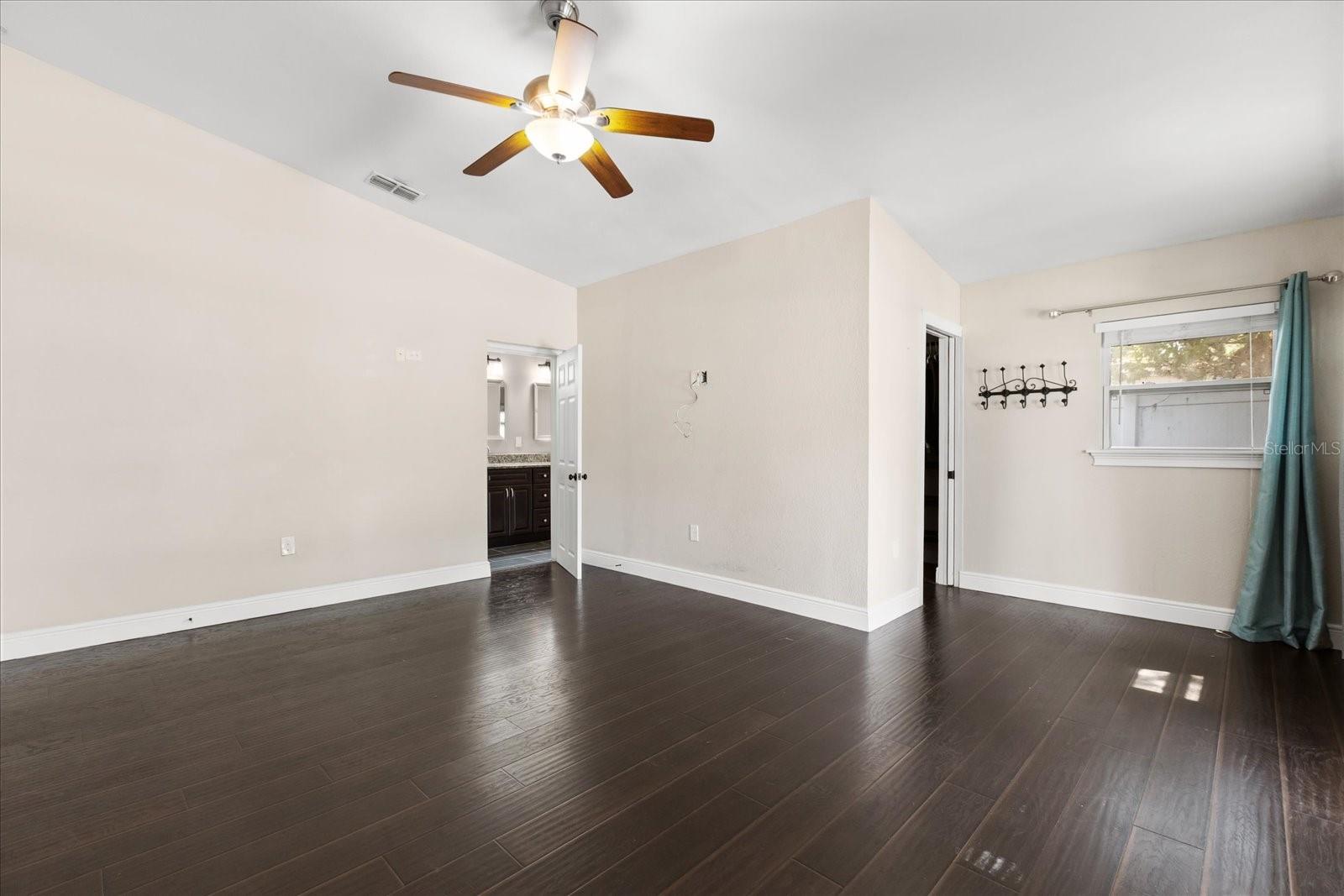 Image 22 of 39 For 910 Gamewell Avenue