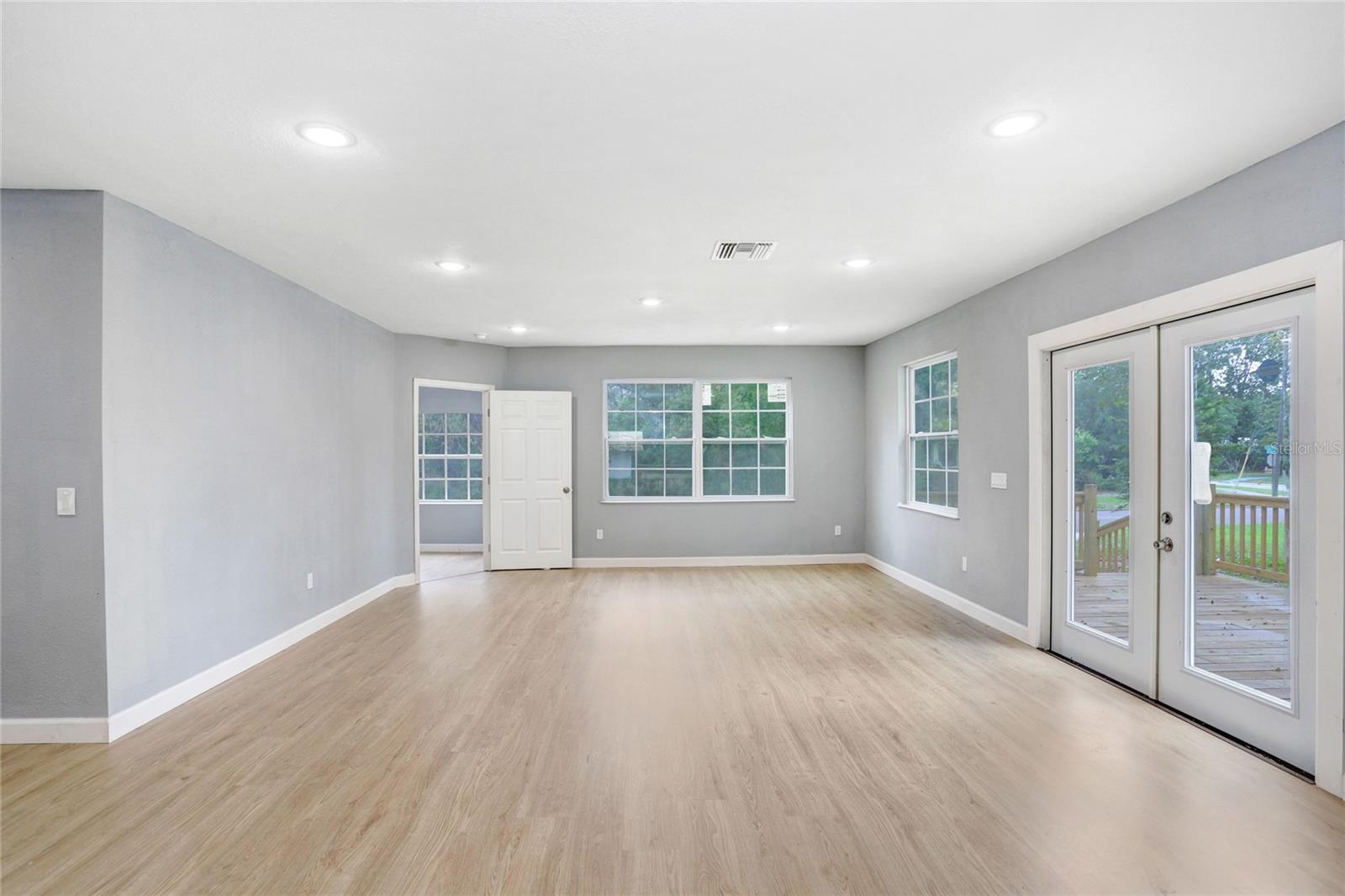 Image 11 of 25 For 310 Delaney Avenue
