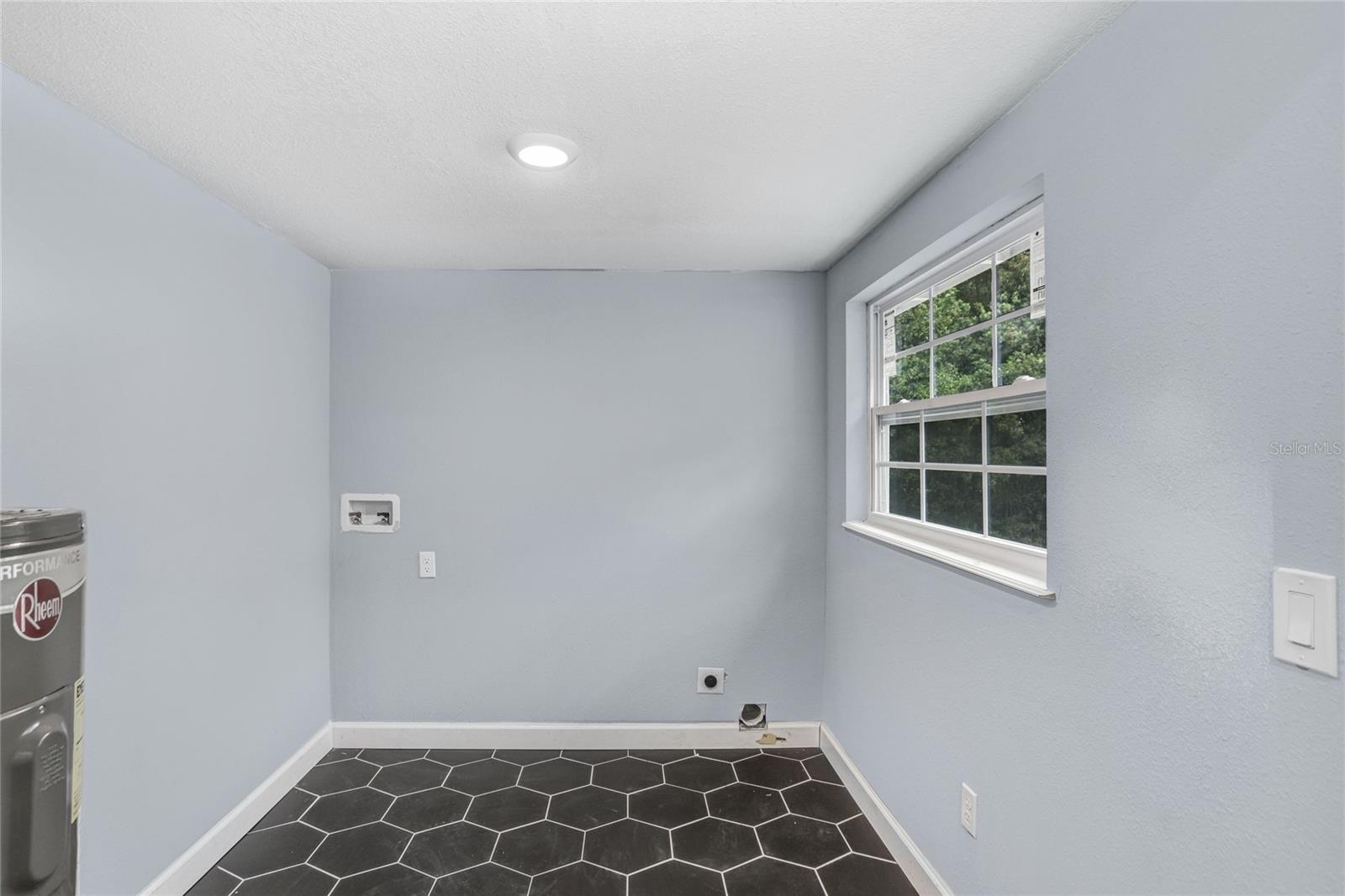 Image 21 of 25 For 310 Delaney Avenue