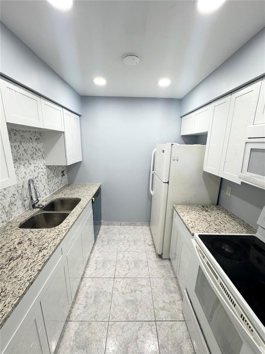 Image 9 of 16 For 4882 Semoran Boulevard 1408
