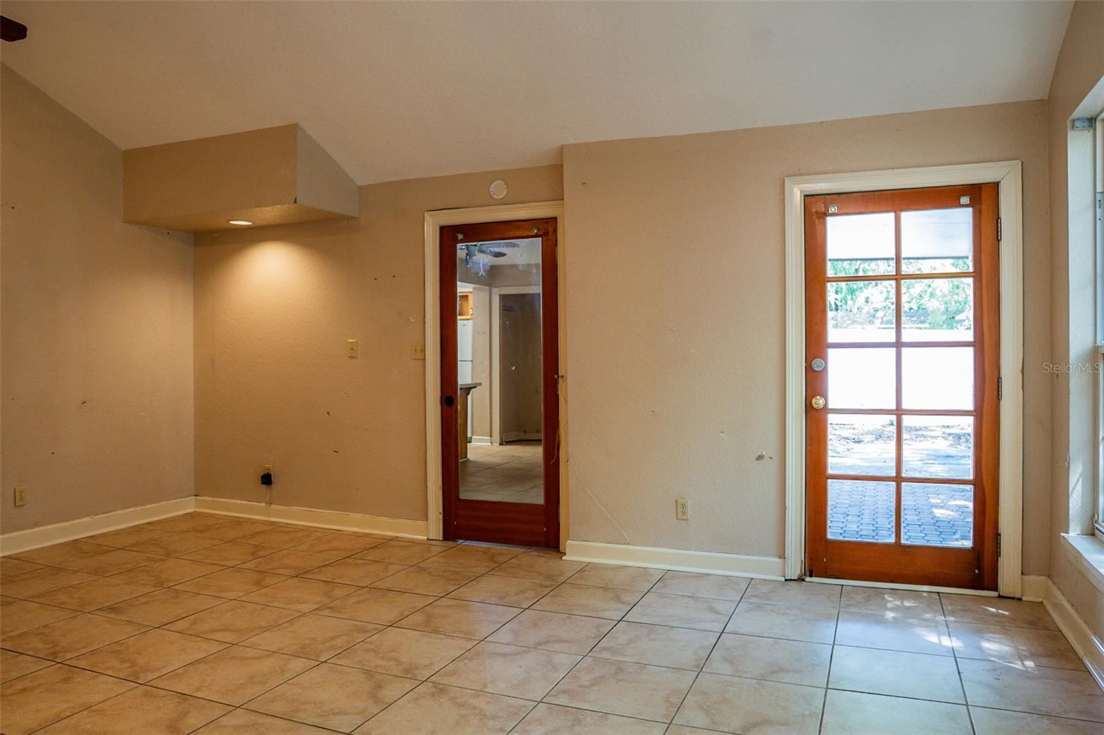 Image 18 of 43 For 721 Seminole Avenue