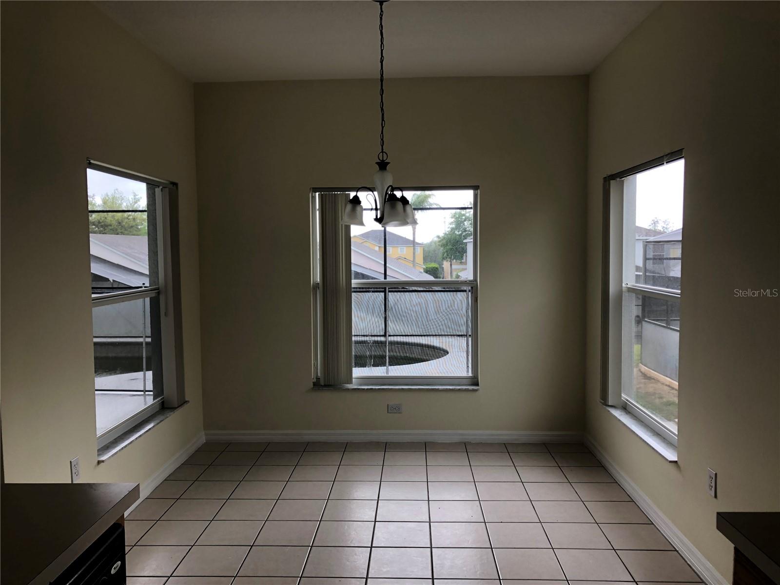 Image 4 of 44 For 638 Kensington Drive