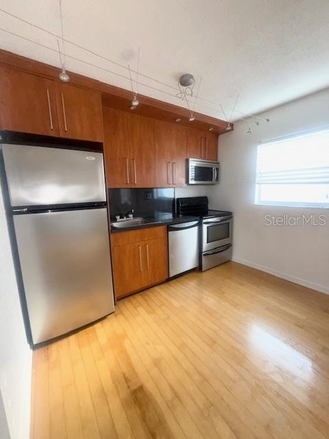 Image 3 of 26 For 1523 Catherine Street 18
