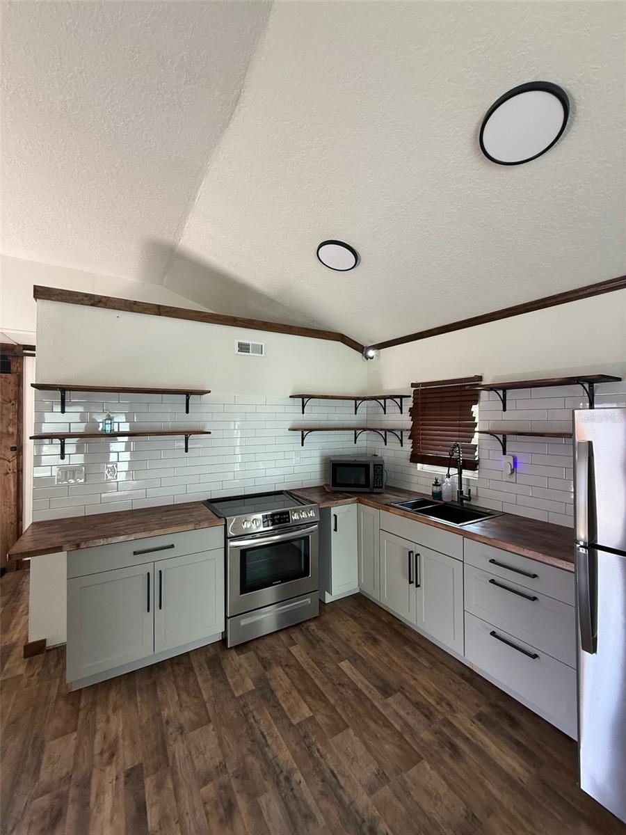 Image 3 of 6 For 18312 Holister Rd