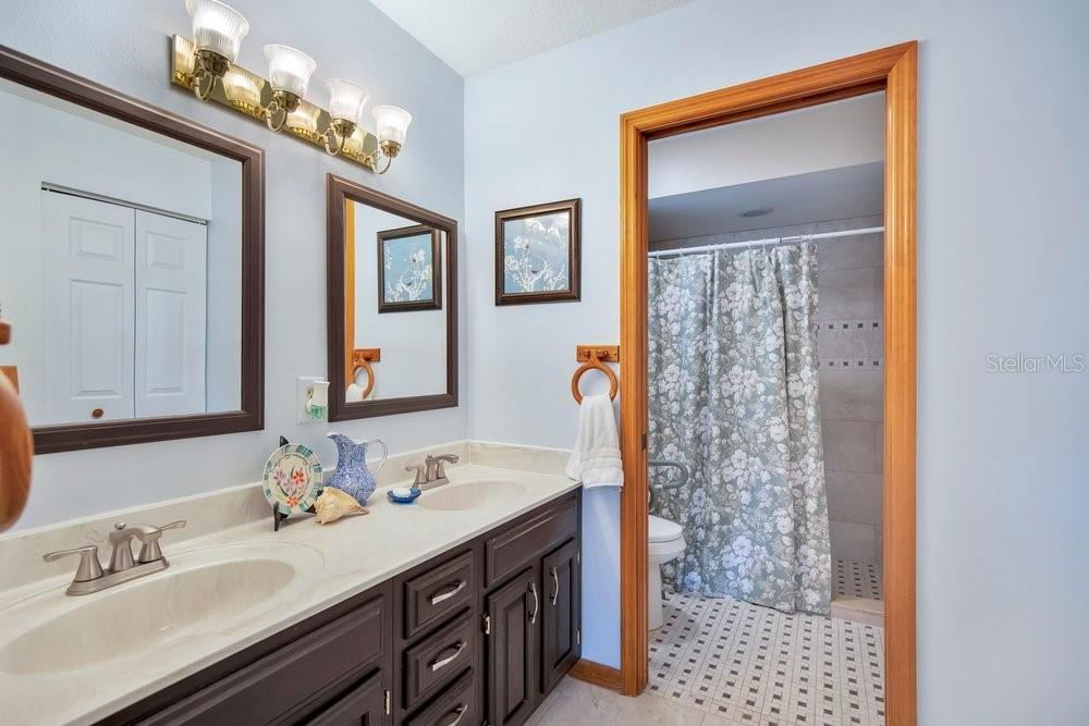 Image 19 of 37 For 525 Rachael Court