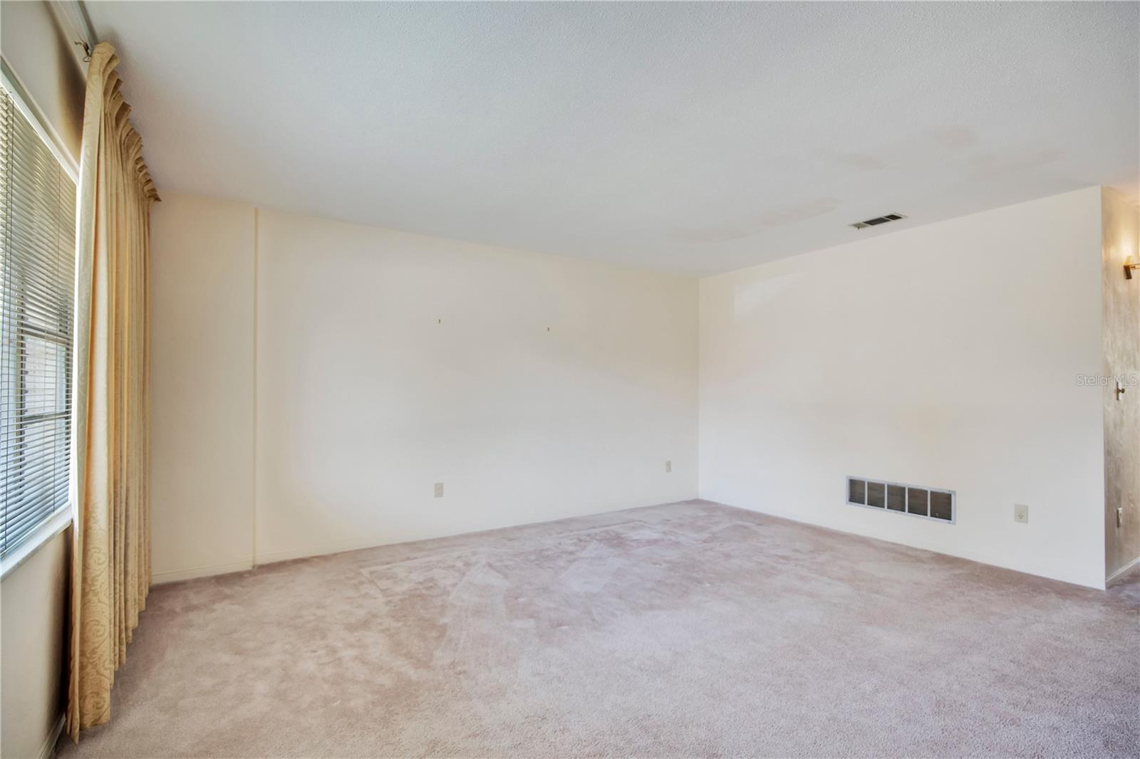Image 4 of 27 For 1571 Urbana Avenue