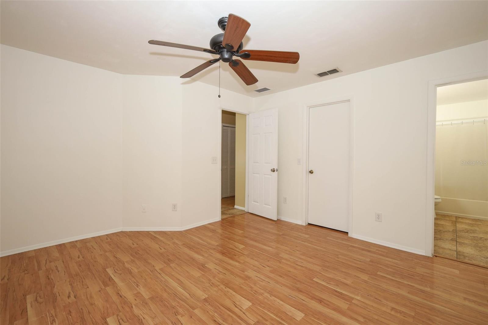 Image 20 of 57 For 120 Reserve Circle 200