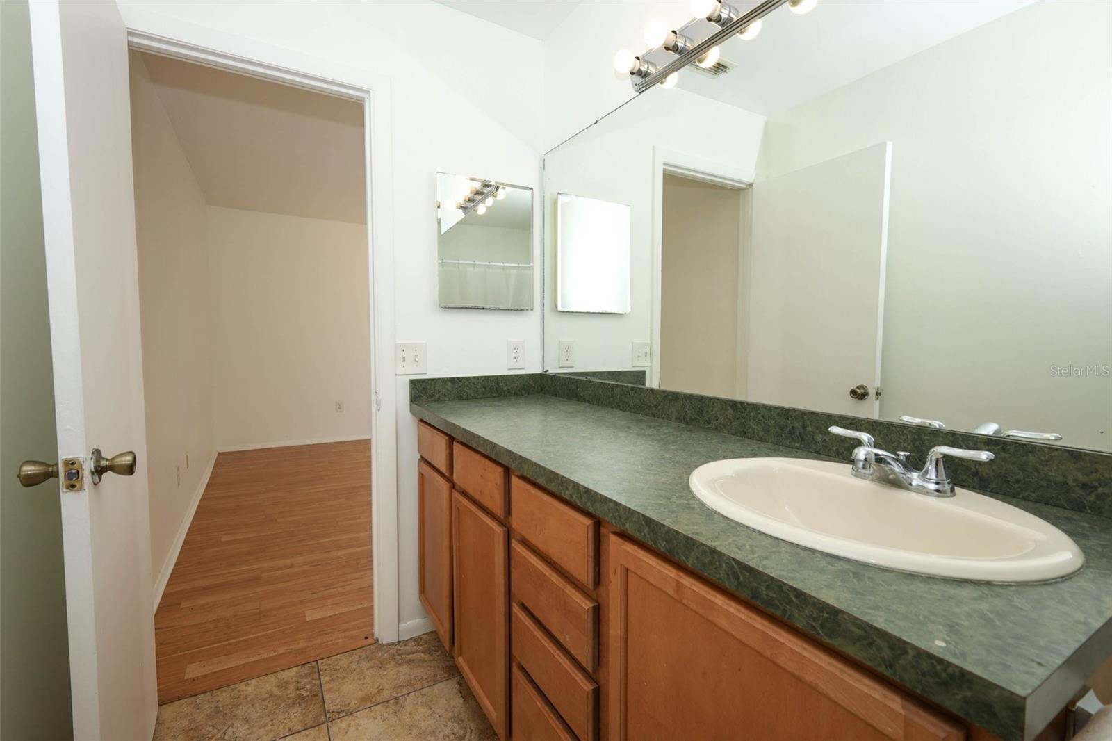 Image 21 of 57 For 120 Reserve Circle 200