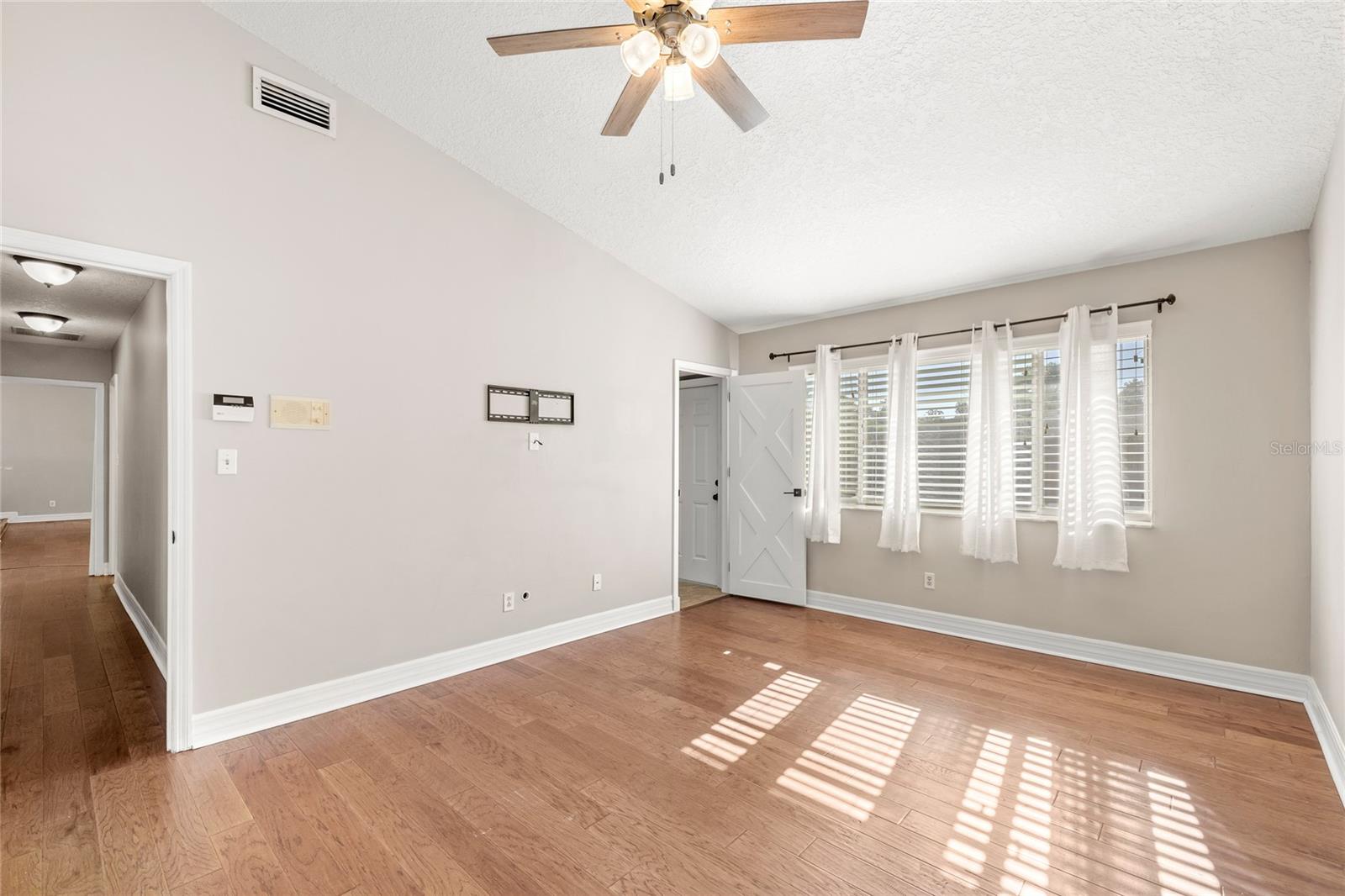 Image 16 of 48 For 413 Willowbrook Lane