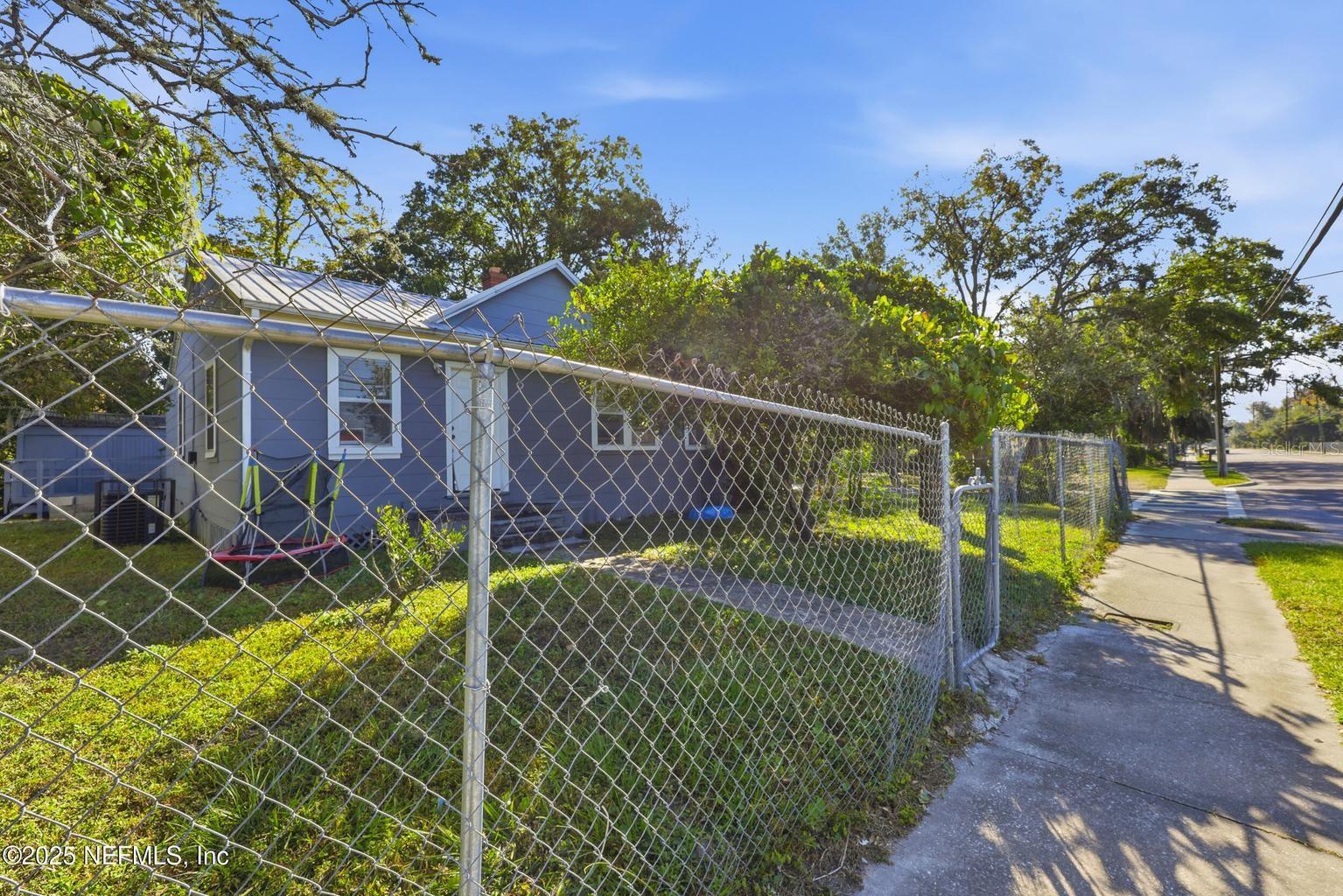 Image 24 of 26 For 1305 Melson Avenue