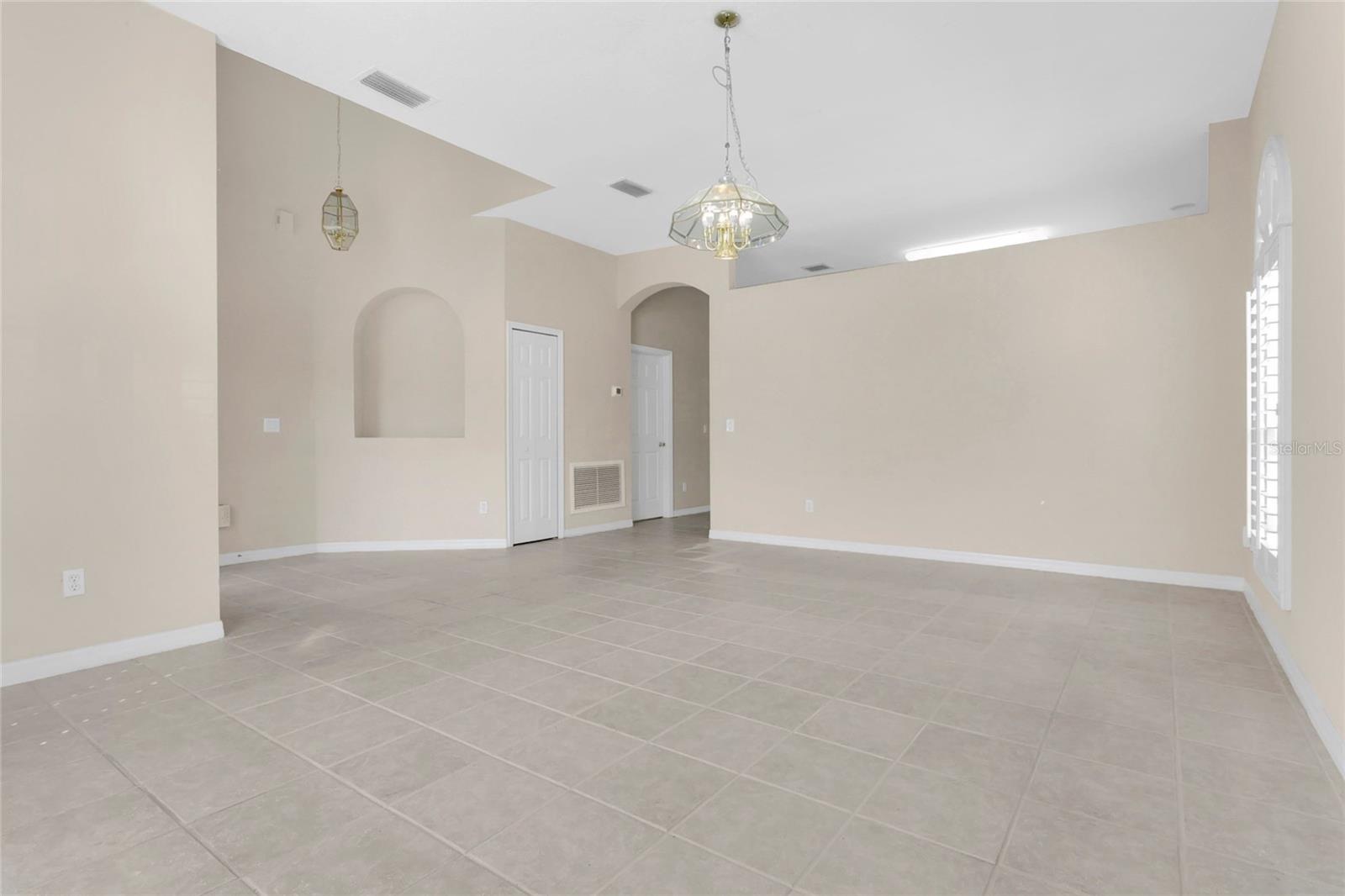 Image 5 of 40 For 3318 Foxcroft Circle