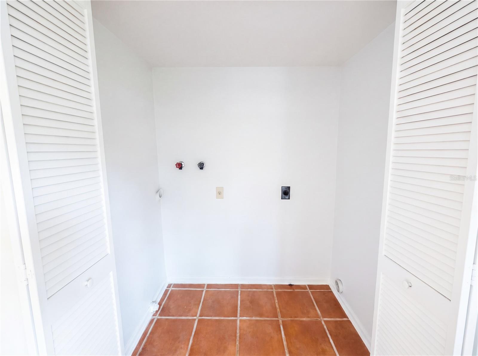 Image 16 of 25 For 510 Green Spring Circle